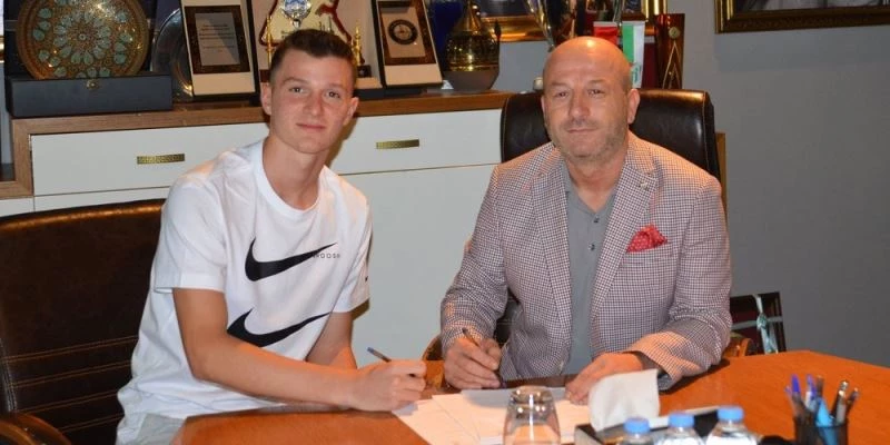 Bursaspor’un genç oyuncusu Eren Tunalı, profesyonel sözleşmeye imza attı
