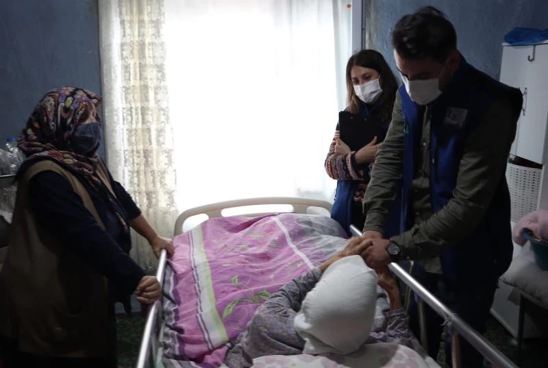 Düzce Belediyesi yatalak hastaların yanında
