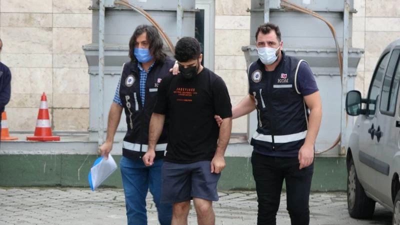 Şüpheli araçtan 40 sahte 100’lük dolar ele geçti: 1 yabancı uyrukluya gözaltı
