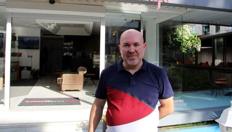 Saat ustasından, kafe saat konsepti
