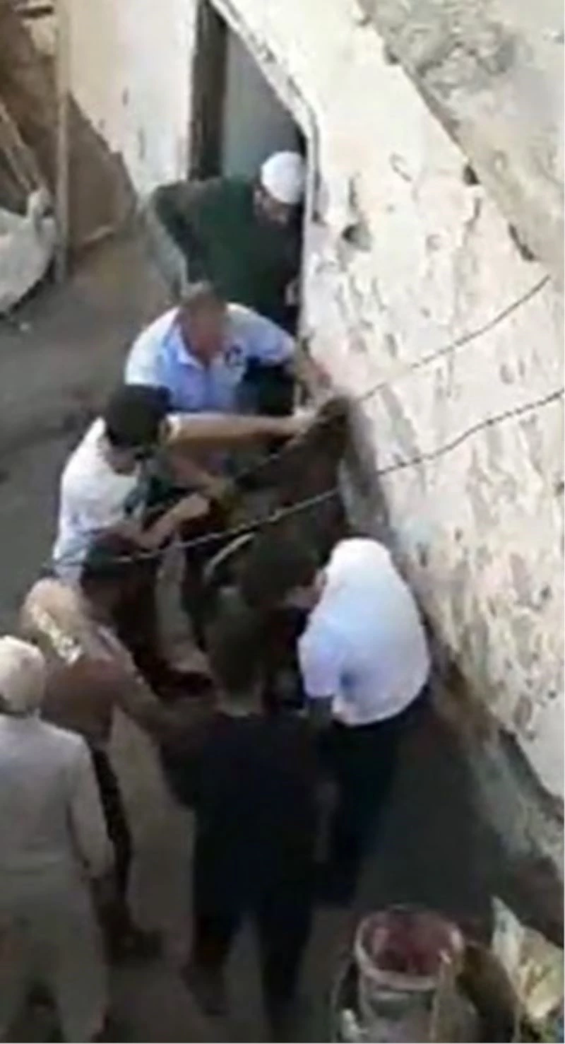 Çarşaflı erkek hırsız damda uyuyakalınca yakayı ele verdi
