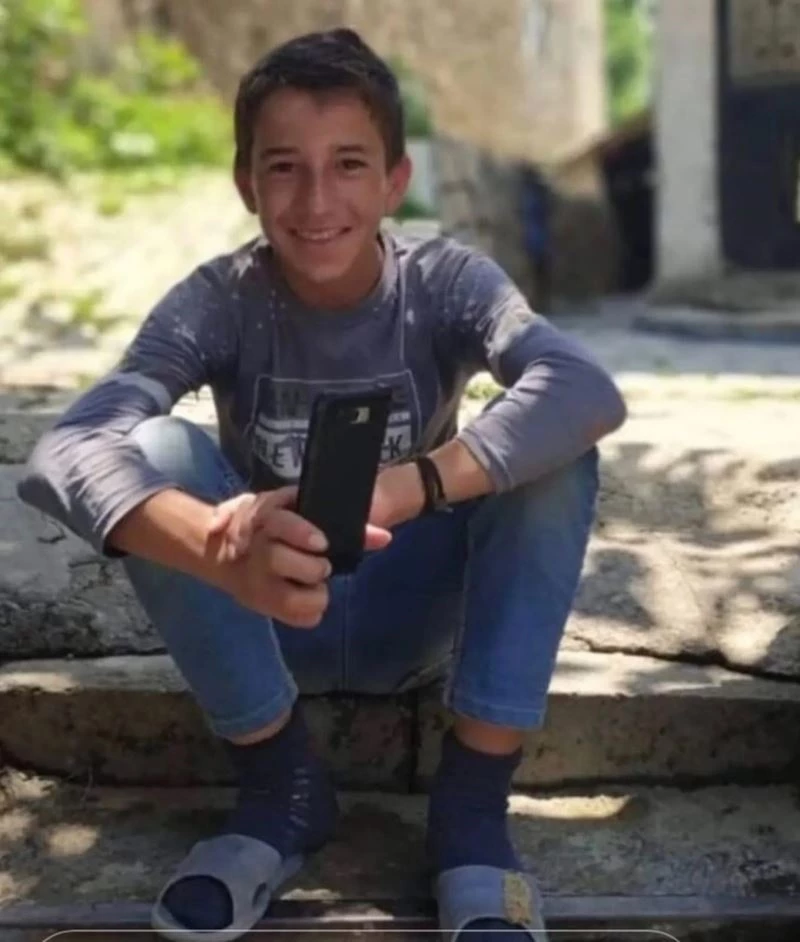 Ceviz ağacından düşen çocuk öldü
