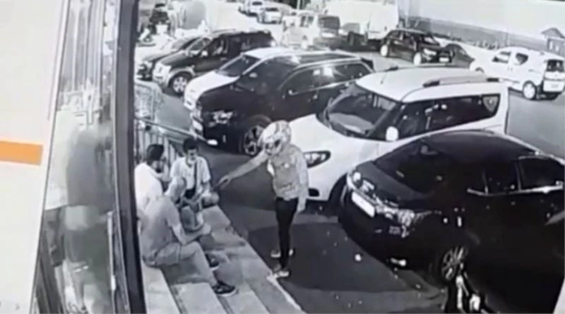 (Özel) Kasklı saldırgan market önünde oturan adamı bacağından vurup kaçtı
