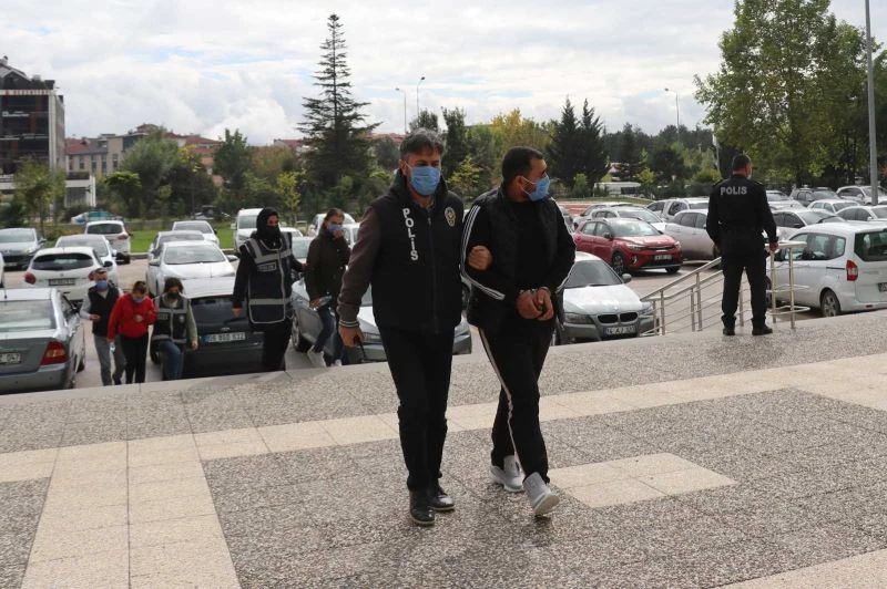 Yaşlı kadınların evlerine kahve içme bahanesiyle gelip para ve ziynet eşyalarını çalıyorlar