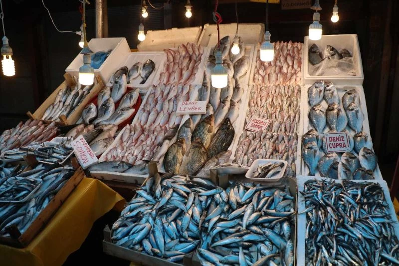 Tezgahlar balıkla doldu taştı, fiyatlar yarı yarıya düştü
