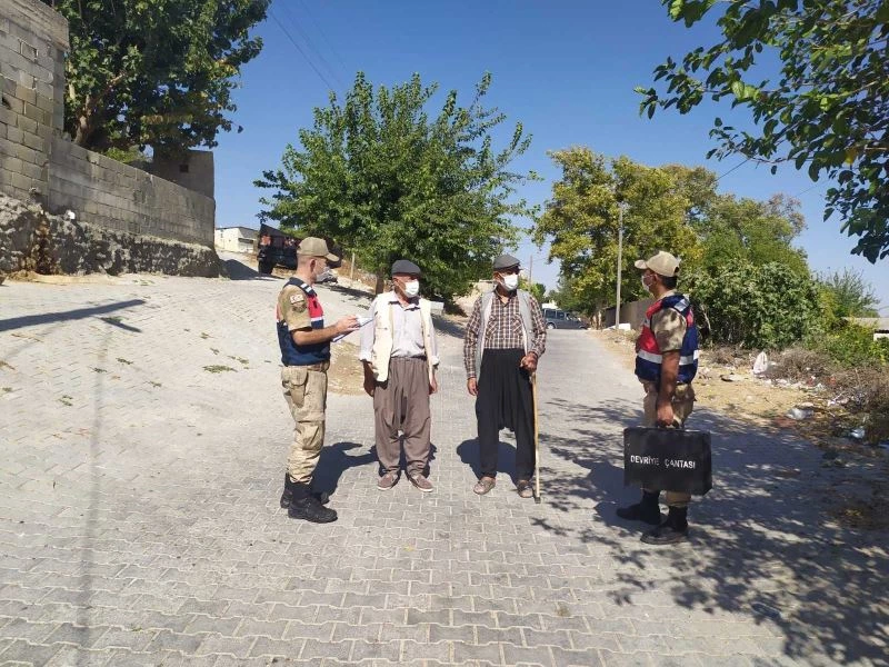 Yaya devriyesindeki jandarmalar kimsesizleri ziyaret ediyor
