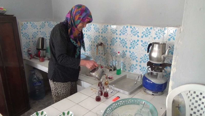 10 yıldır tek başına köy kahvehanesini işletiyor
