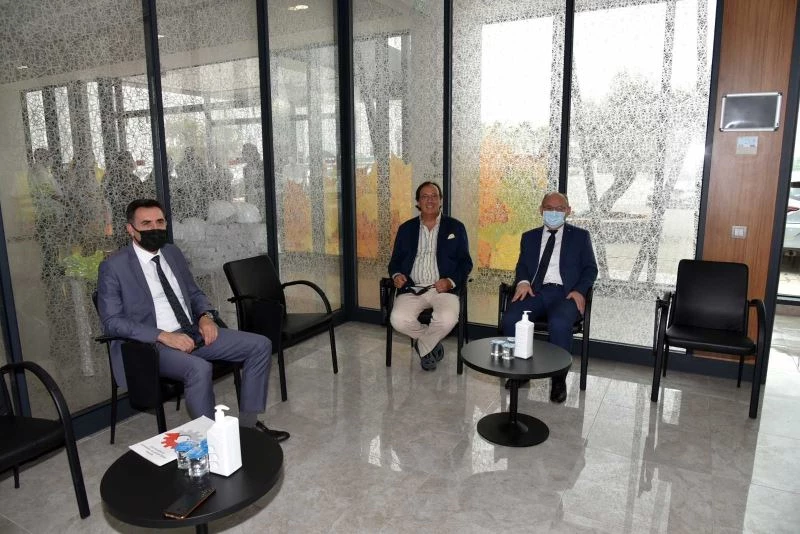 Vali Karadeniz fabrikalarda incelemelerde bulundu
