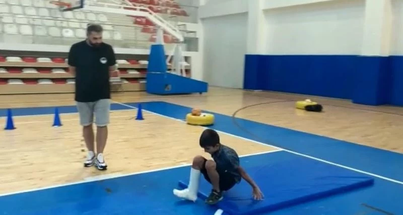 Kırık bacakla hedefine koştu
