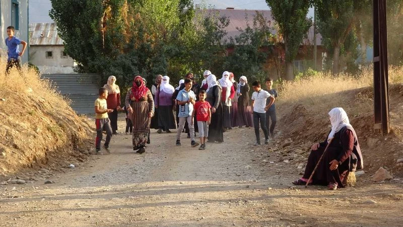 Muş’ta tozlu yol çilesi bitmek bilmeyen mahalleli belediyeye öfkeli
