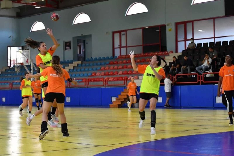 Konyaaltı Belediyespor Kadın Hentbol takımı, deplasmana çift antrenmanla hazırlanıyor

