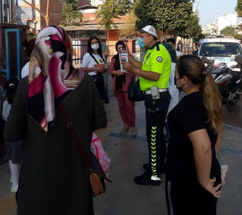 Salihli’de yaya ve sürücülere broşürlü uyarı
