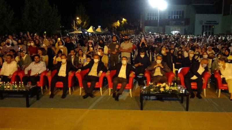 Üniversite öğrencilerine çiğ köfteli konserli karşılama
