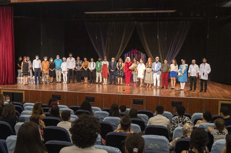 Mersin Büyükşehir Belediyesi personeli ’Zilli Zarife’yi sahneye koydu
