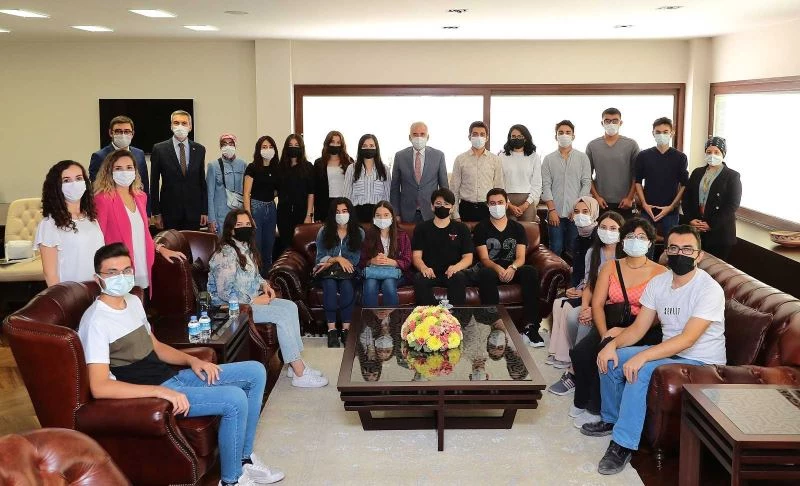 Başkan Zolan, çiçeği burnunda üniversitelilere bir araya geldi
