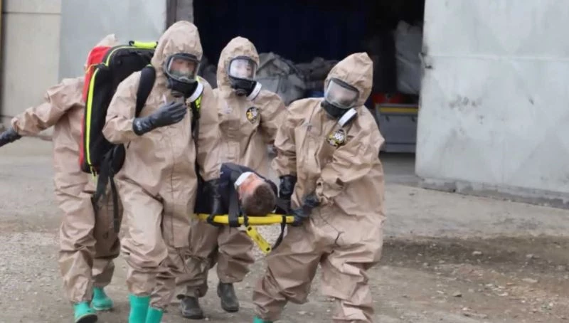 Nefes kesen yangın tatbikatında asit yüklü variller devrildi, yaralılar kurtarıldı
