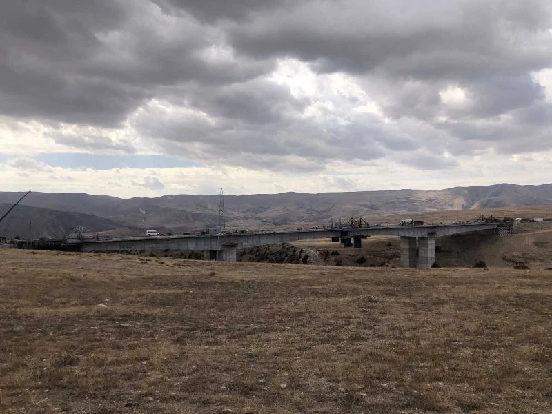 Sarıkamış-Horasan karayolunda yol çalışmaları sürüyor
