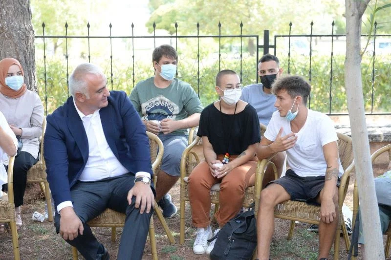 Kültür ve Turizm Bakanı Ersoy, gençlerin davetini geri çevirmedi

