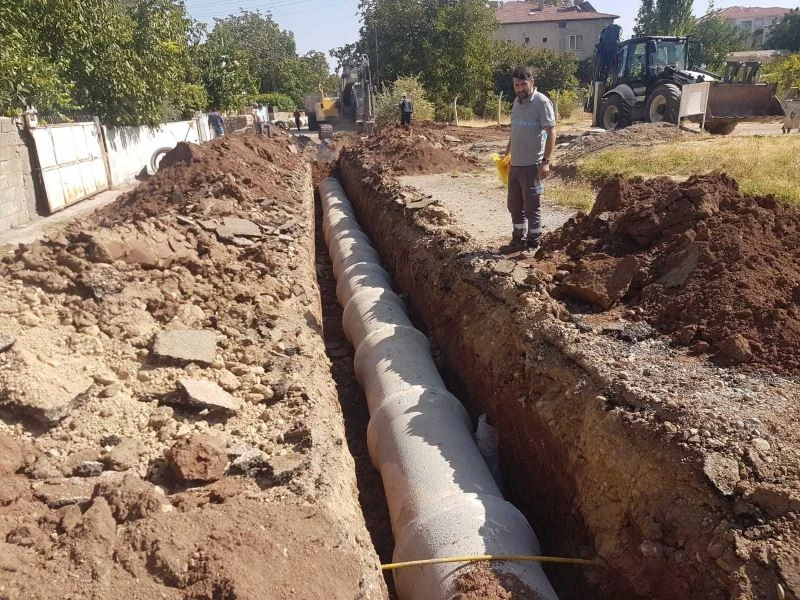 Fatih mahallesine yağmur suyu boruları döşeniyor
