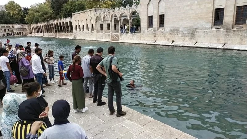 Herkesin gözü ününde Balıklıgöl’e atlayıp yüzdü
