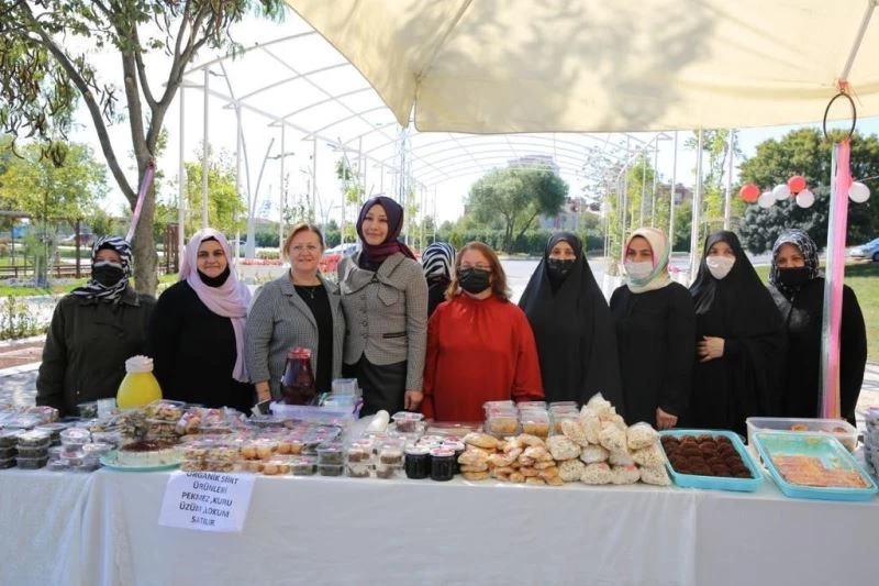 ‘Nar Kadınları’ ninelerle birlikte el emeklerini satışa çıkardı
