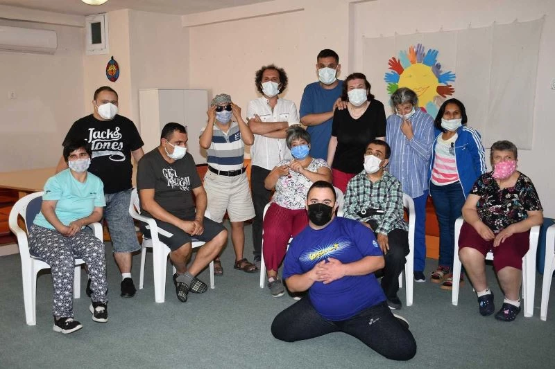 Kuşadası Belediyesi sanatta engel tanımıyor
