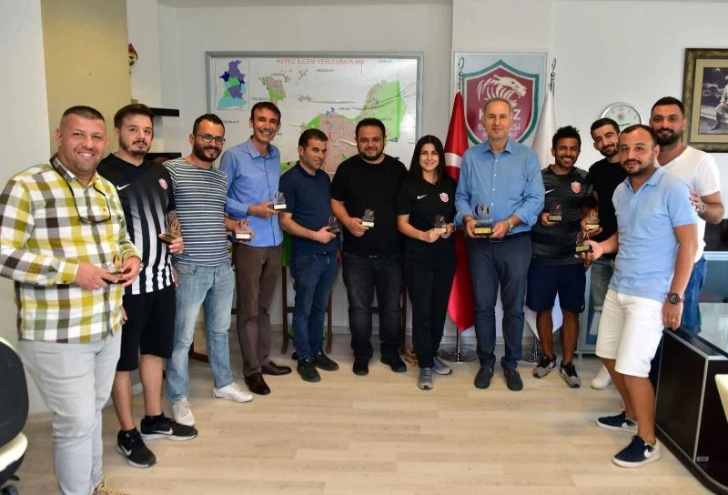 Kepez Belediye Spor Kulübü antrenörleri 35 bin kitap topladı
