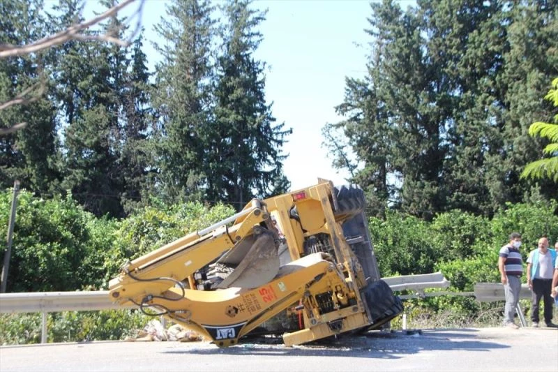 Antalya’da midibüs ile kepçenin çarpışması sonucu 1 kişi yaralandı
