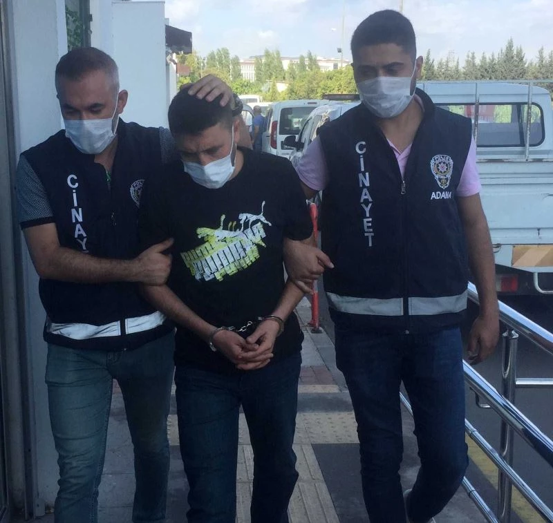 Karısını bıçaklamayı çocuğu 