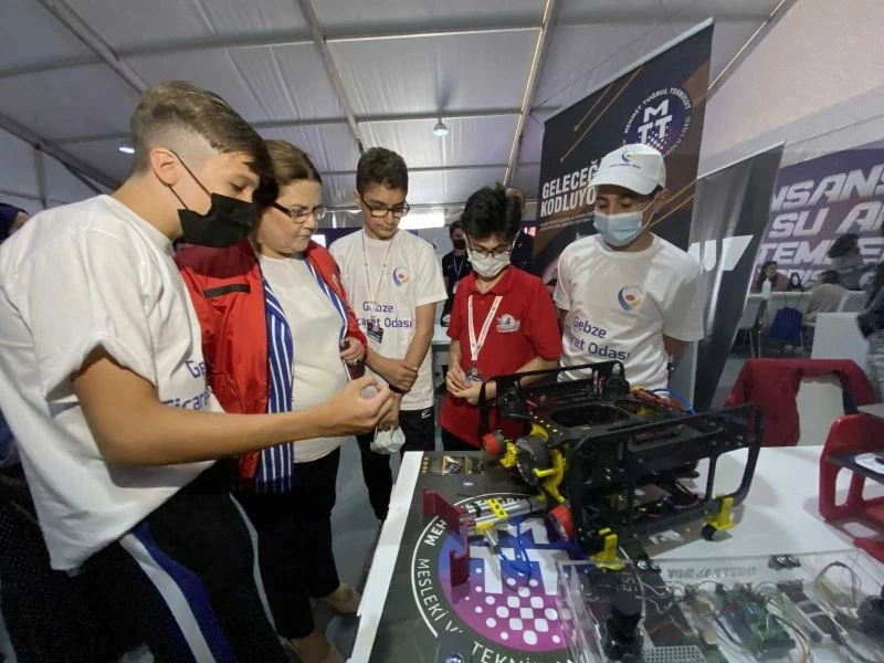 Bakan Yanık, İnsansız Sualtı Araştırma Aracı Proje standını ziyaret etti
