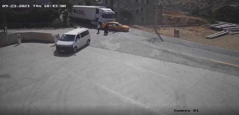 Şırnak’ta tır ve taksinin çarpışma anı kamerada
