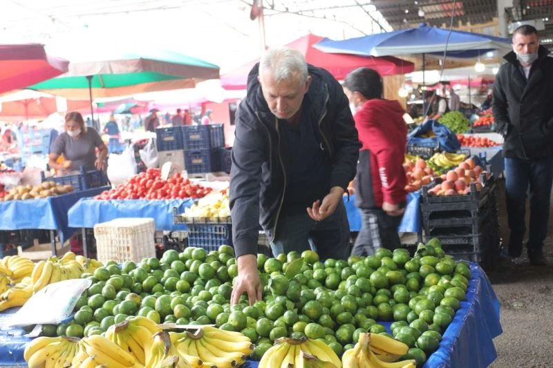 Pazar fiyatları yükseldi, esnaf aracıdan dert yandı
