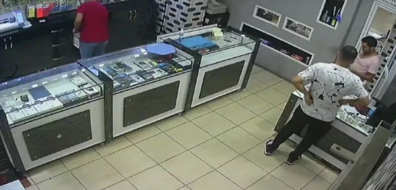 Mersin’de trajikomik olay: Hırsız bozuk telefonu çaldı
