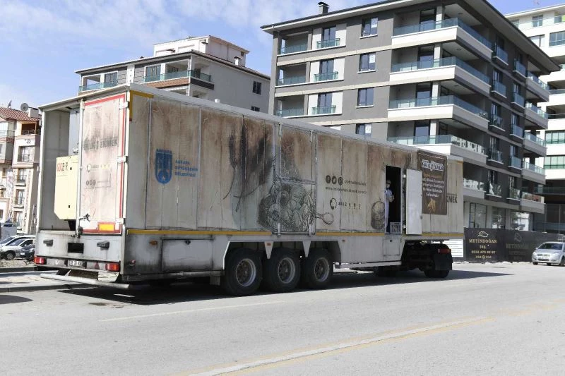 Ankara Halk Ekmek mobil fırını sıcak ekmek üretmek için yollarda