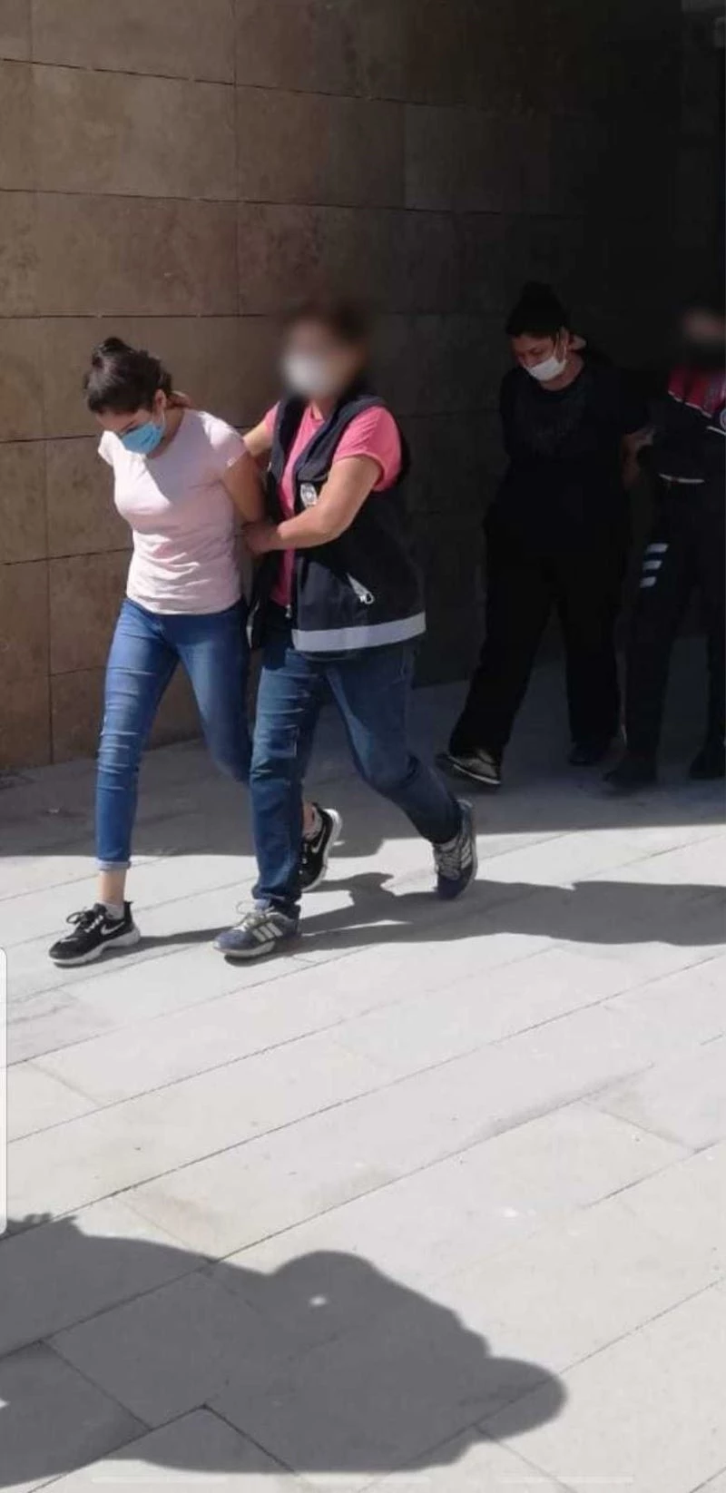 Silahla 400 bin TL istedikleri şahısların peşine kiralık katil taktılar
