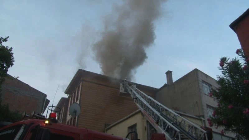 Fatih’te 2 katlı ahşap otelde kalan müşteriler güne yangın ile uyandı
