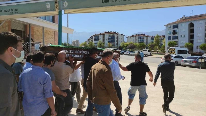 Emniyet müdür yardımcısının kazada ölen annesi toprağa verildi
