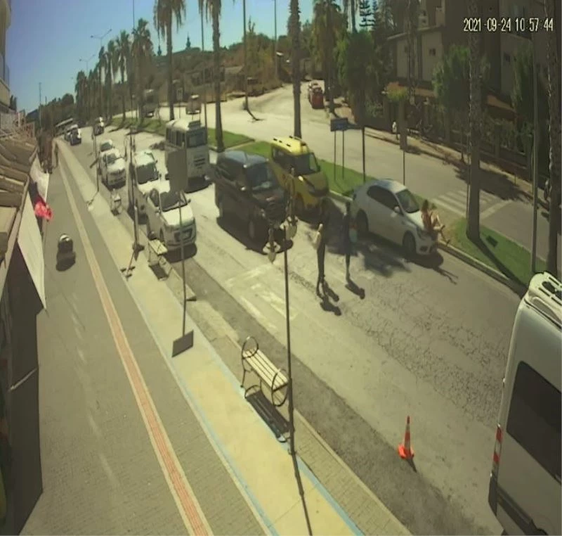  Böyle kaza olmaz dedirten olayda otomobilin çarptığı kızını gören anne bayıldı
