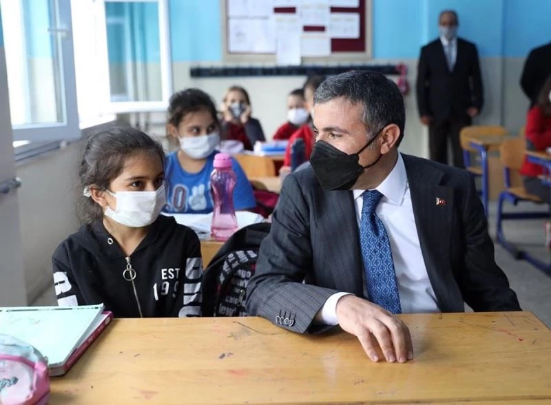 Öğrencilerle derse katıldı
