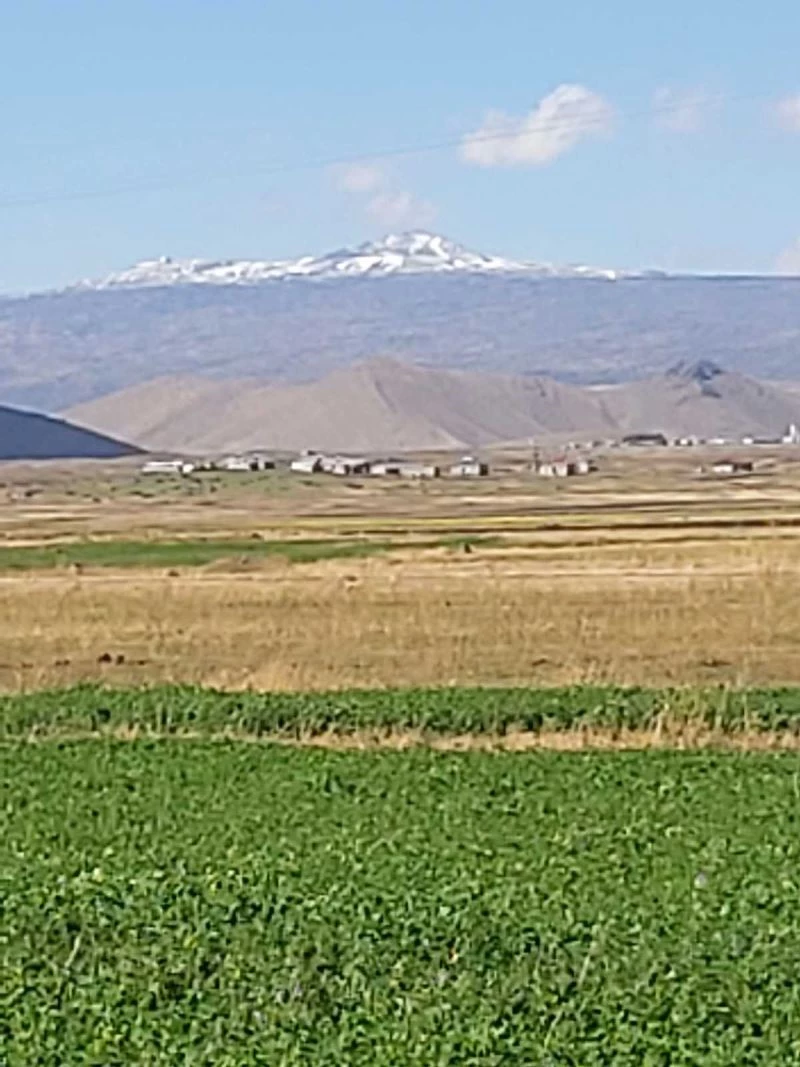 Tendürek Dağı’nın zirvesinde kar yağdı
