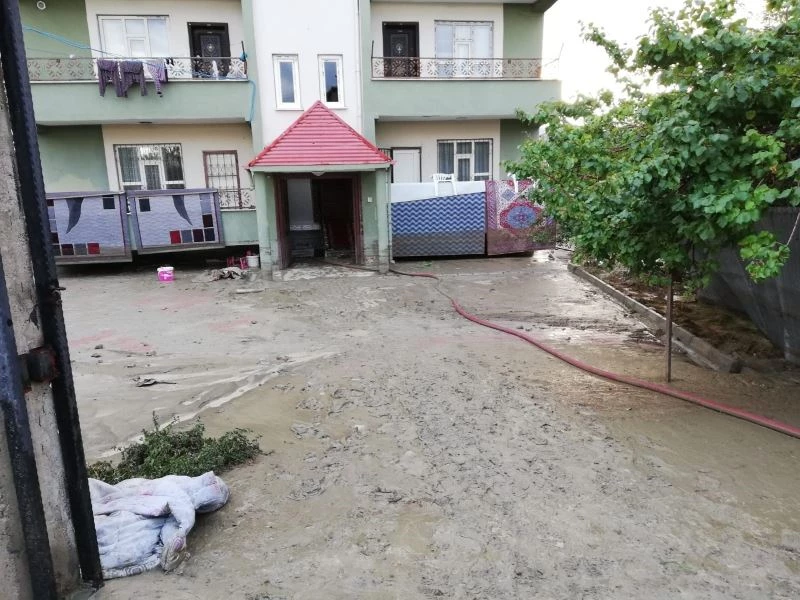 Van’da sağanak yağış su taşkınlarına neden oldu
