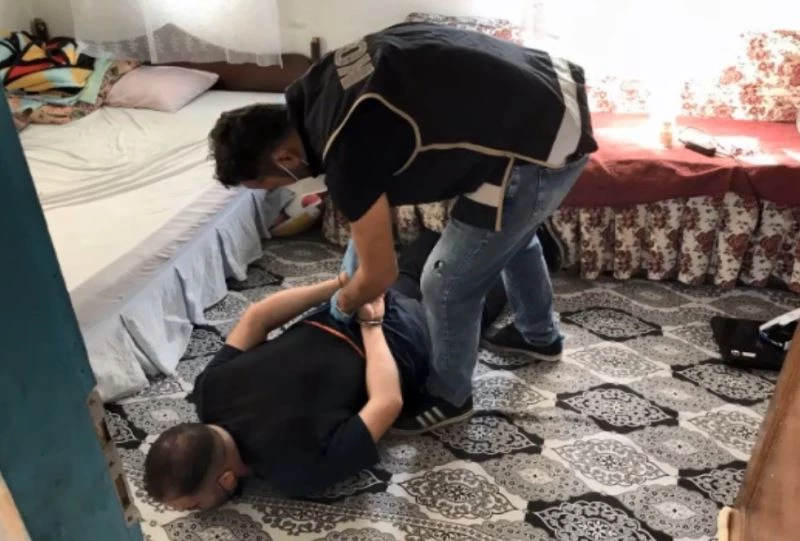 Kadınlara cinsel istismarda bulunan 