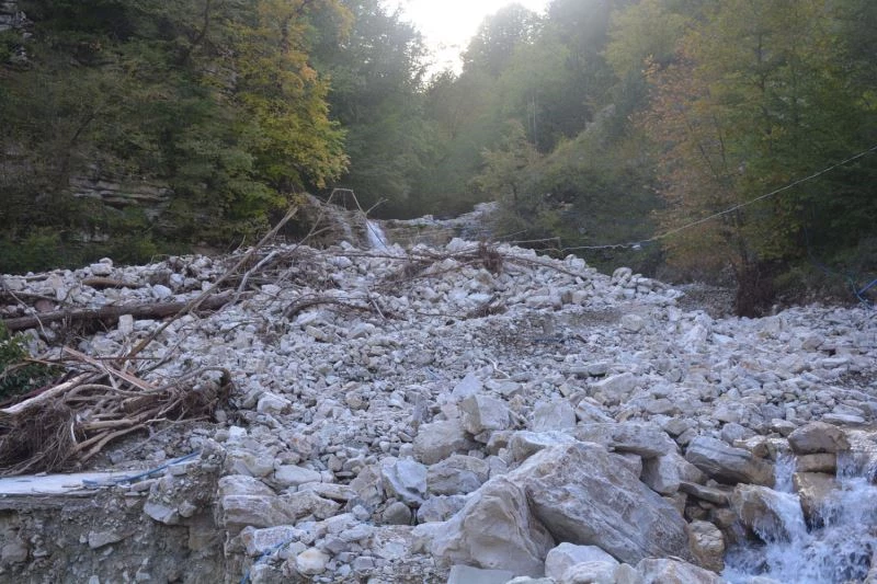Erfelek Tatlıca Şelaleleri selin getirdiği molozlarla doldu
