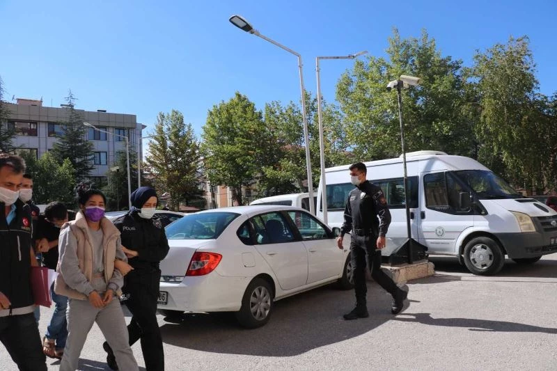 Uyuşturucu operasyonlardı yakalanan 3 kişiden ikisi tutuklandı
