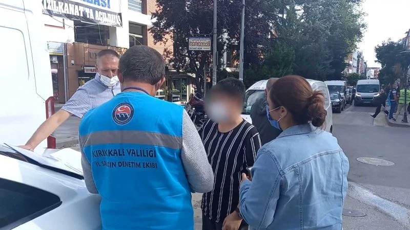 Karantina ihlali manzaraları değişmedi: Temaslı öğrenci en işlek caddede alışveriş yaparken tespit edildi
