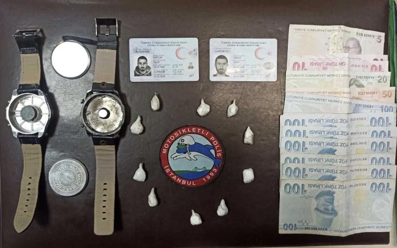 (Özel) Kol saatinde kokain satmaya çalışan torbacılar Beşiktaş polisine yakalandı
