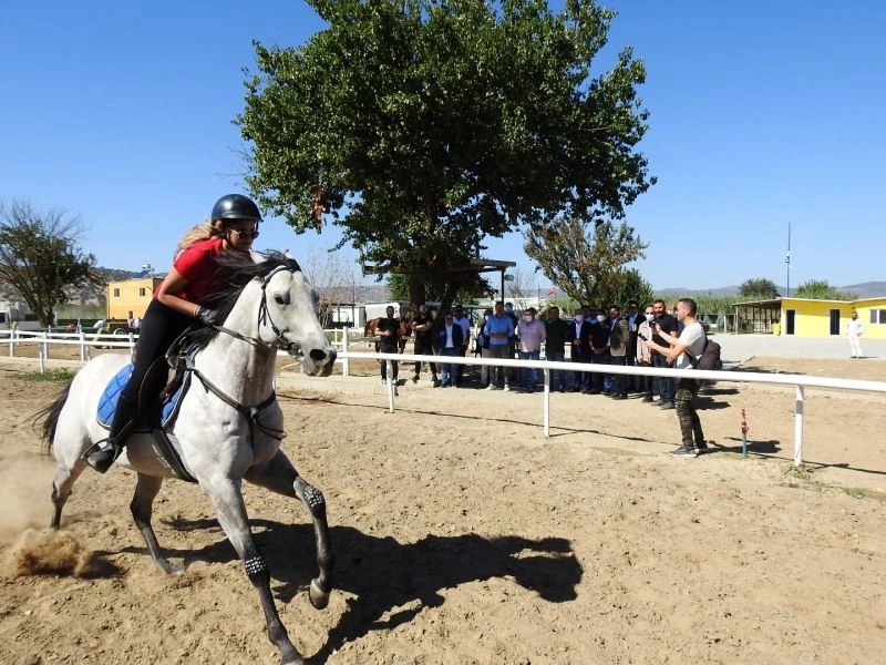 Ege Bölgesi’nin en büyük at binicilik tesisi Manisa’da açıldı

