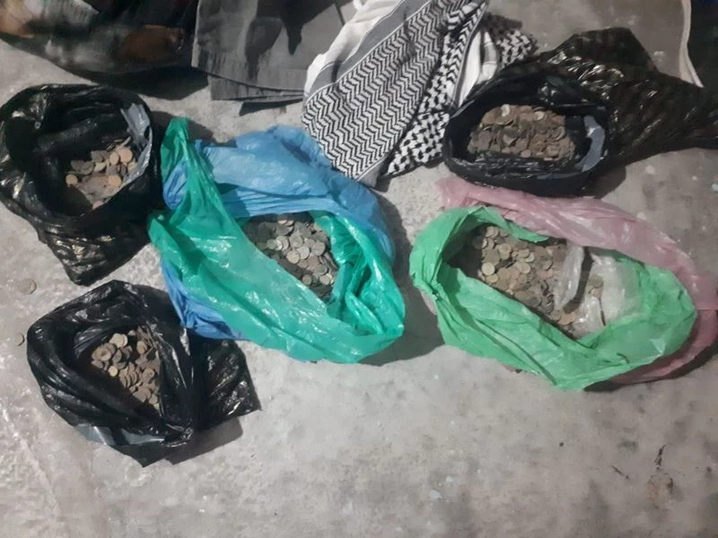 Şanlıurfa’da Hazreti İsa’nın anlatıldığı tarihi kitap ile 8 bin adet sikke ele geçirildi
