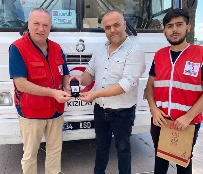 Ayvalık Kızılay’dan kan bağışçısı Ekinak’a gümüş madalya
