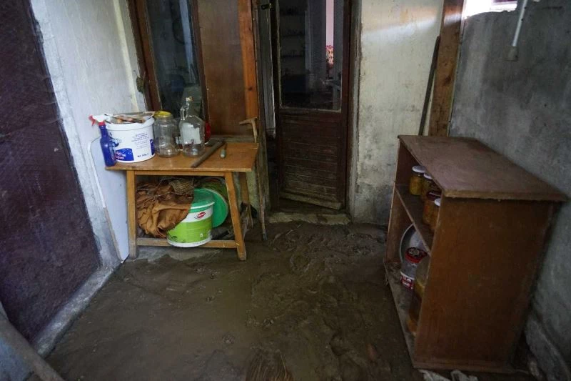 Evi balçıkla kaplanan engelli çifti mahsur kaldığı balkondan polisler merdivenle kurtardı
